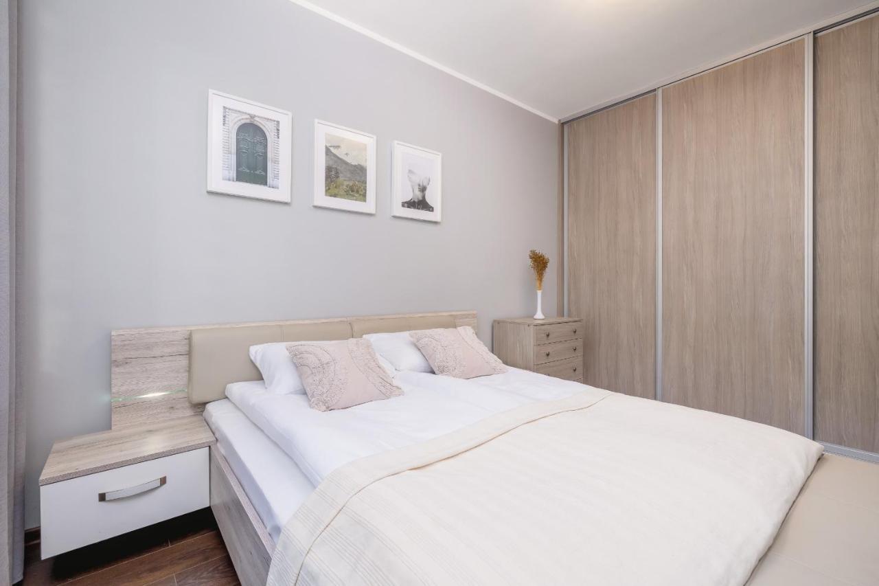 Stylish Korfantego Apartment Next To Spodek By Noclegi Renters Катовіце Екстер'єр фото